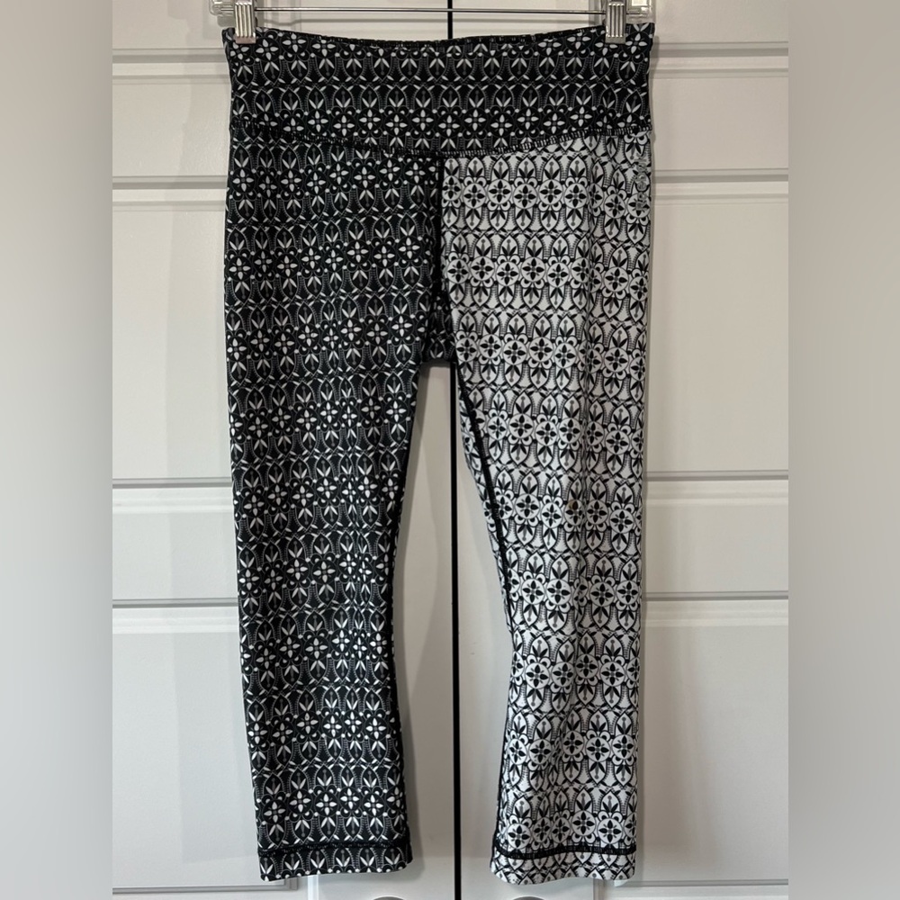 Reebok Women Cropped Leggings Capri‎ Athletic Activewear Geometric Print Small